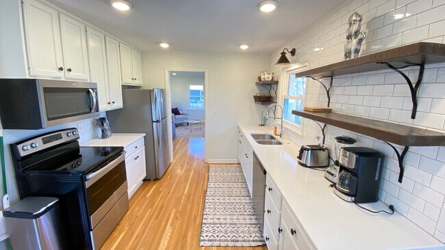Building Photo - Bright and Cheery Remodeled Mid Century Home