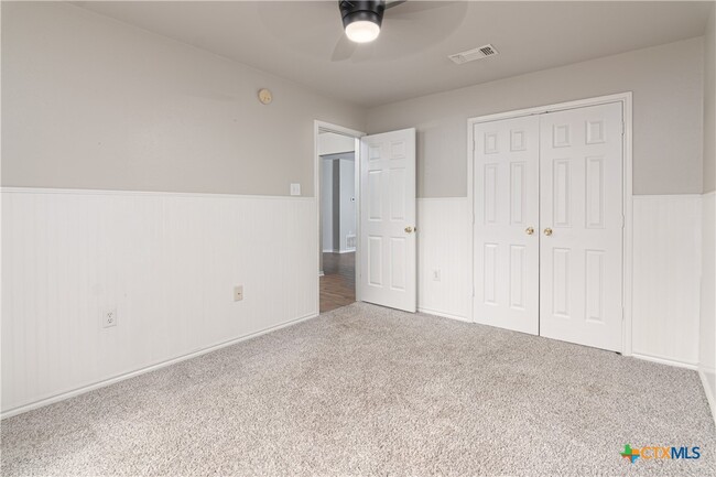 Foto del edificio - 121 Castlewood Dr