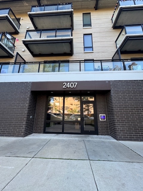 Building Photo - 2407 W Eastwood Ave