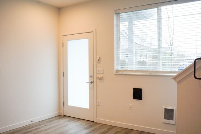 Building Photo - Immaculate & Modern St. Johns 1-Bedroom To...