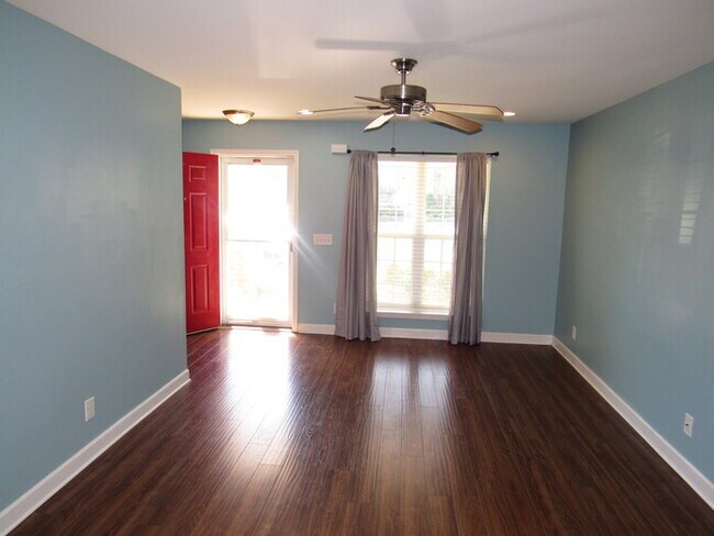 Foto del edificio - Bradburn Village 3 bedroom end unit townhome!