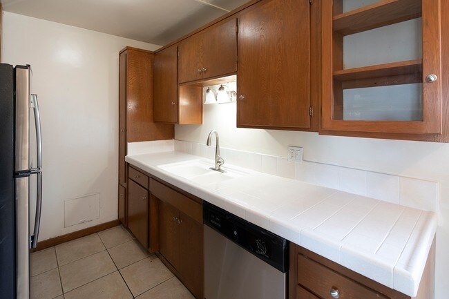Building Photo - 703 Stratford Ct