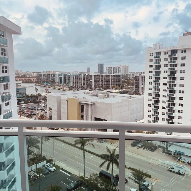 Foto del edificio - 3001 S Ocean Dr
