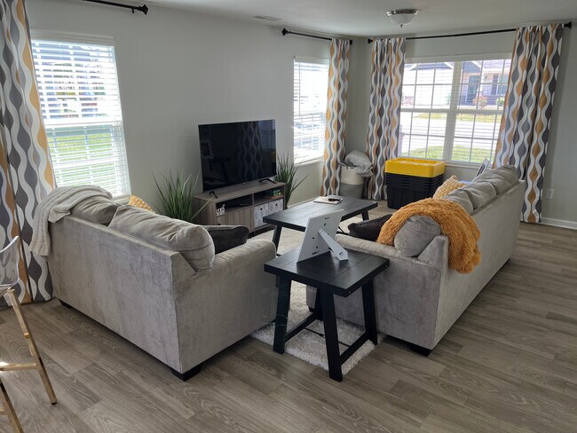 Living area - 7672 Oliver park dr