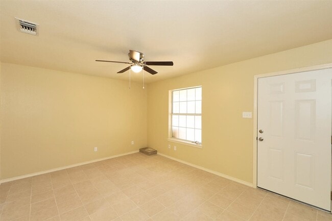 Foto del edificio - 8911 McPherson Rd