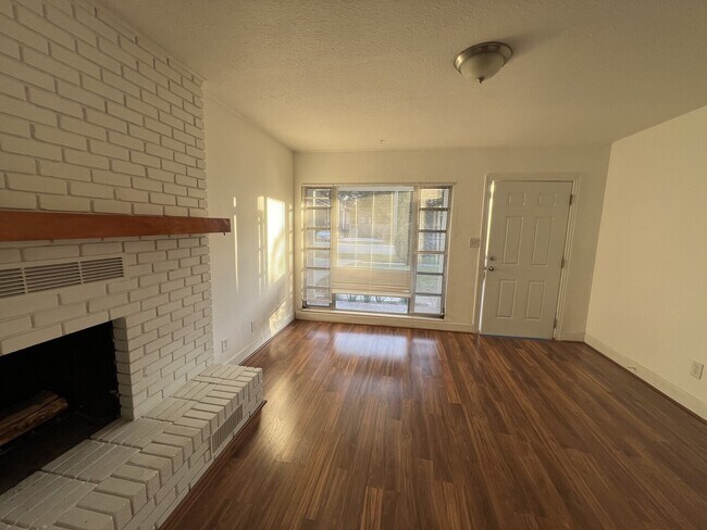 Building Photo - 1306 E 23