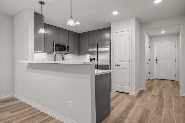 Foto del edificio - Spring Special  - Application fee $40!