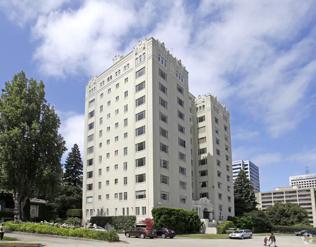 Building Photo - Lakeside Drive Apartments