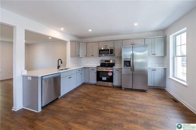 Building Photo - 560 Long St