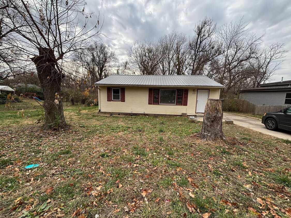 Primary Photo - 3 bed 1 bath house with basement!