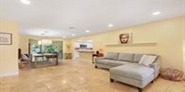 Foto del edificio - 721 N Lakeside Dr