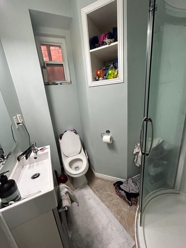 Building Photo - Cozy Main Floor 1 Bedroom with Private Entrance and Parking