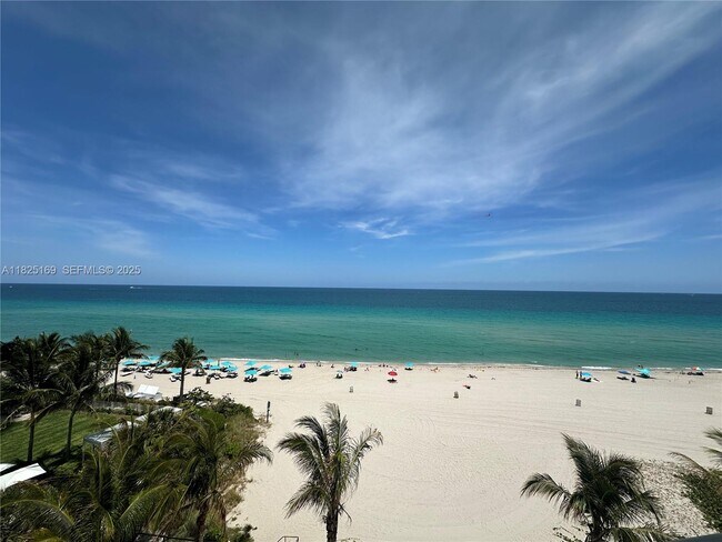 Foto del edificio - 15645 Collins Ave