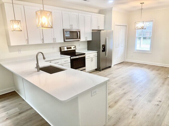 Building Photo - Stylish Selma New Construction!