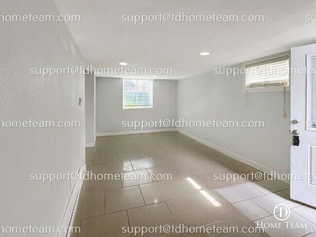 Foto del edificio - Modern and Spacious Duplex Rental in Tacoma's Desirable Location!