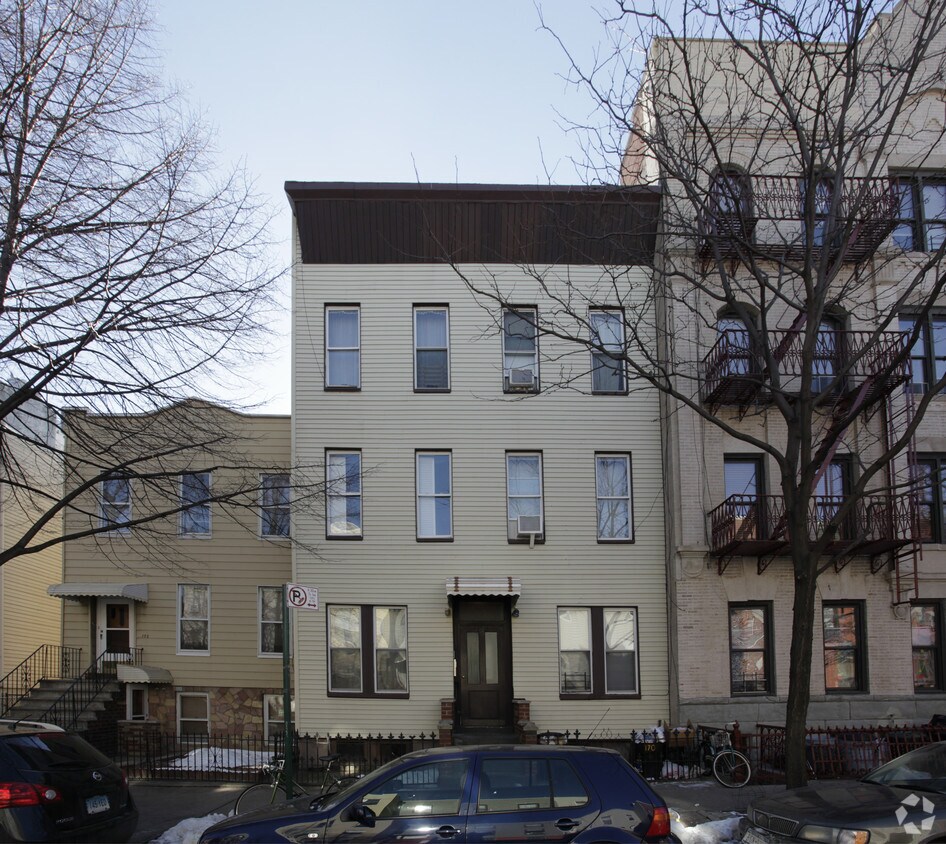 Building Photo - 170 India St