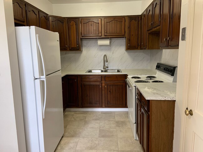 Building Photo - Adorable 2 Bedroom Duplex Close to Downtow...