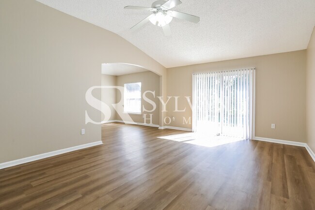 Building Photo - This 3-bedroom 2 bathroom is perfect and m...
