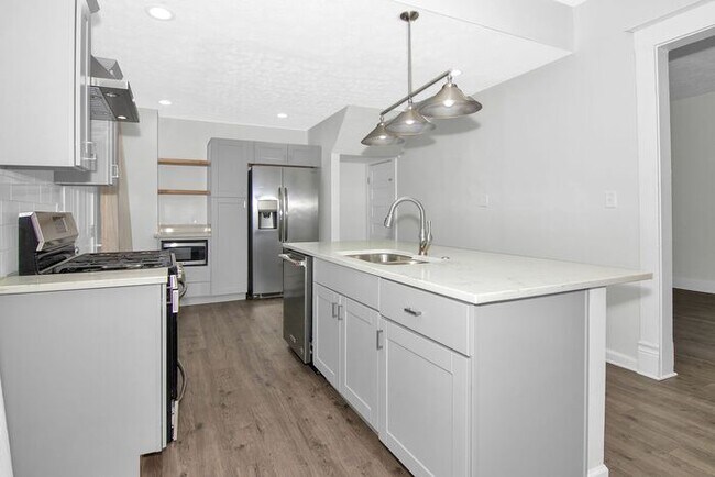 Building Photo - Classic Remodeled Townhome in Windsor Park