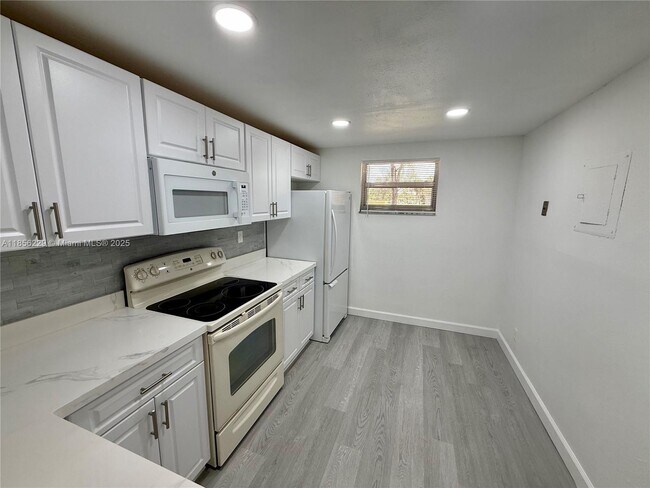 Foto del edificio - 8735 Ramblewood Dr