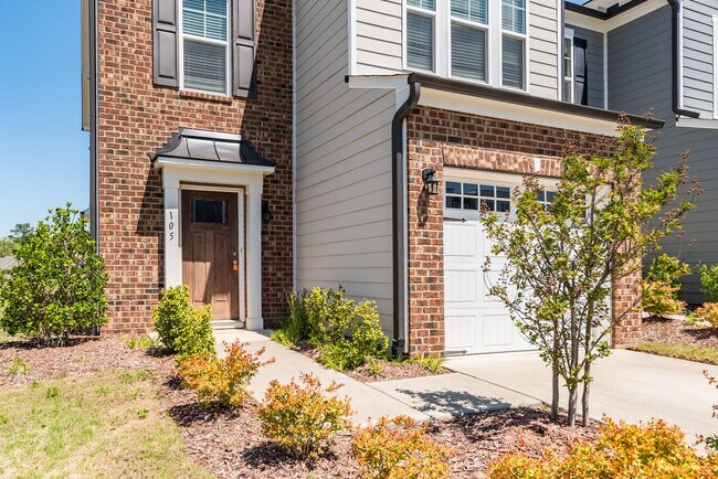 Foto del edificio - End unit townhome loaded with upgrades close to RTP! Available: Now