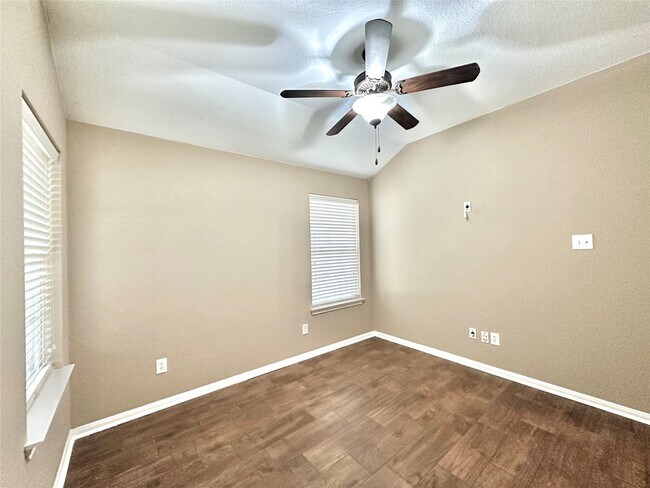 Foto del edificio - 6303 Tolstin Lakes Ln