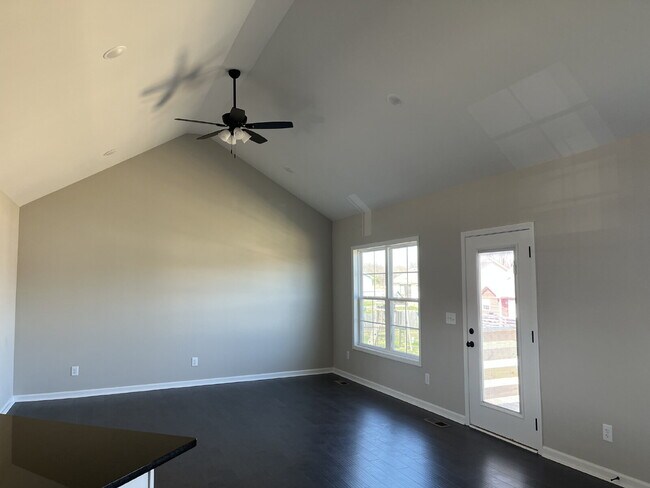 Foto del edificio - BRAND NEW CONSTRUCTION. NEVER LIVED IN. LAWN CARE INCLUDED.