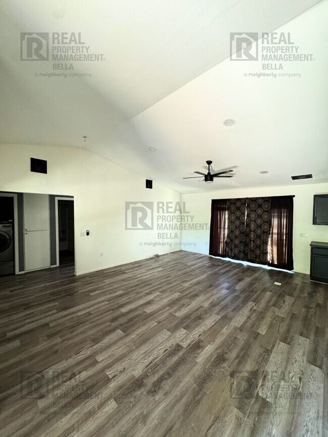 Building Photo - Spacious 2-Bedroom Home on Expansive Lot i...
