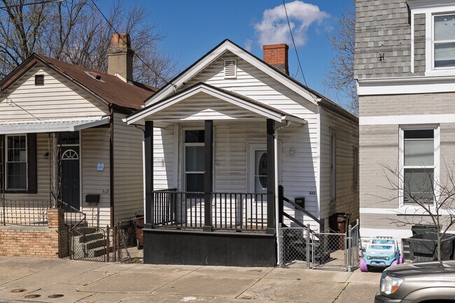 Foto del edificio - 411 W 9th St