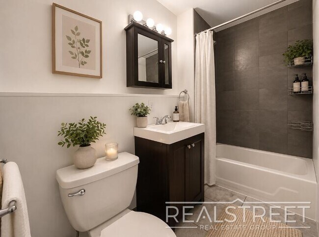 Foto del edificio - Kingsize Bedrooms with Private Backyard in the Heart of Bushwick