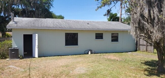 Building Photo - Two bedroom one bath