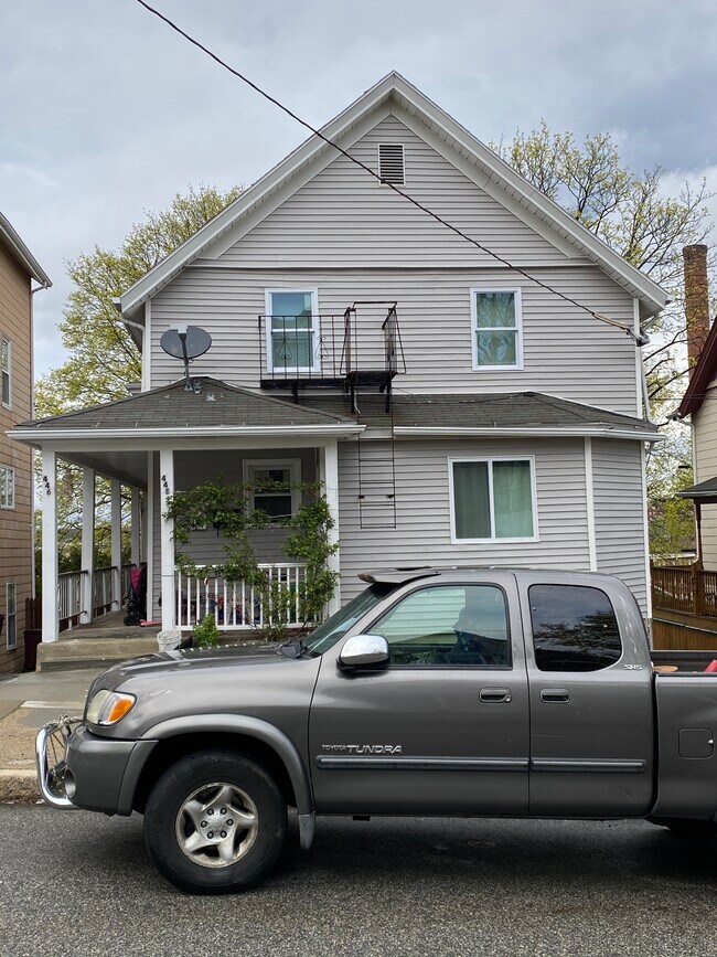 Foto del edificio - 448 Carrington Ave