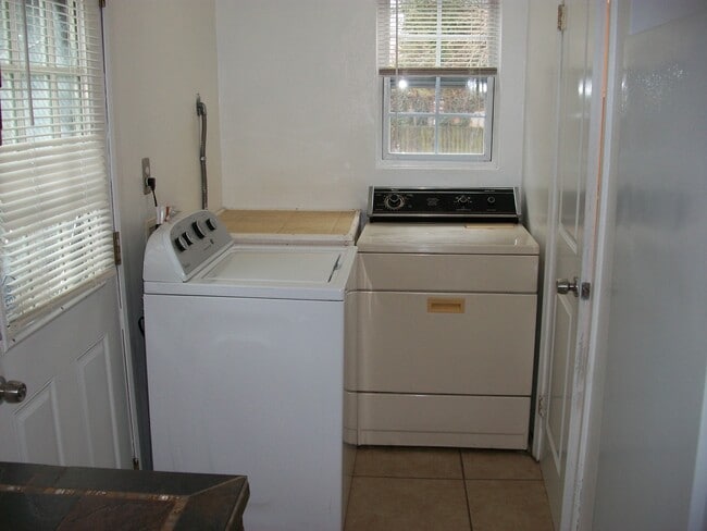Building Photo - 6429 Dove St