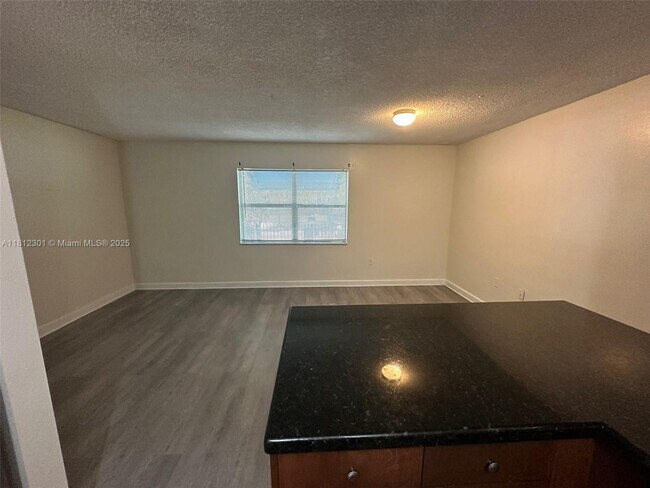 Foto del edificio - 950 NW 11th St