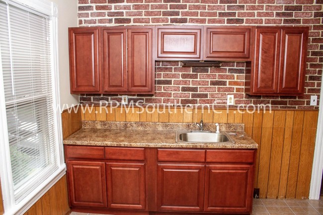 Foto del edificio - 4 bedroom in Ansonia CT 06401