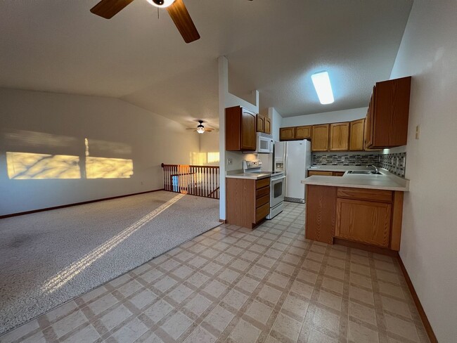 Building Photo - SPACIOUS 3 BDRM/2 BATH TWINHOME AVAILABLE ...