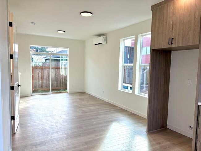 Foto del edificio - *MOVE-IN SPECIAL*  St. Johns New Build Townhouse - Bright and Spacious End Unit 2 Bedroom with A/...
