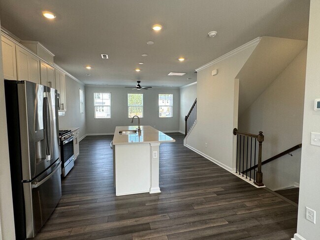 Building Photo - 3 Bedroom, 3 1/2 Bath 3 Story, End Unit To...