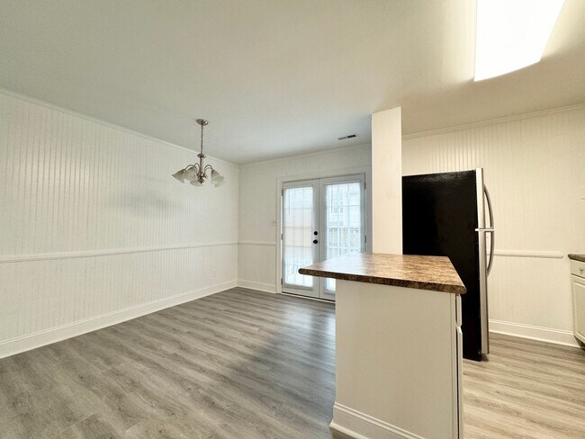 Foto del edificio - Beautiful Updated 2 BR/ 2.5 BA Near Wendover!