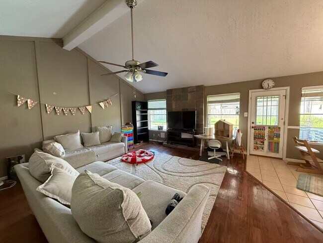 Foto del edificio - 3107 Wagon Trail Dr