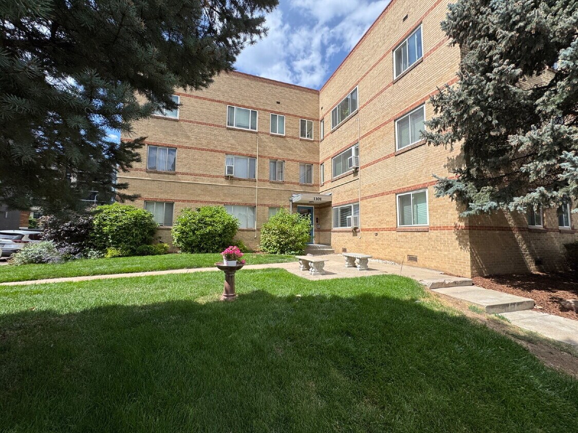 Foto principal - "Charming 1-Bed End Unit Condo on Bellaire...