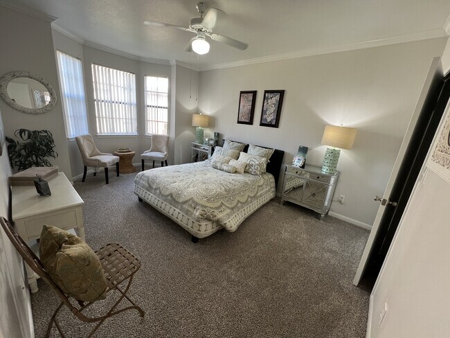 Dormitorio A2 de 1 habitación y 1 baño - Saddle Brook Apartments