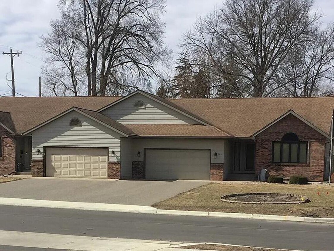 Foto principal - 104 N Belmont Dr