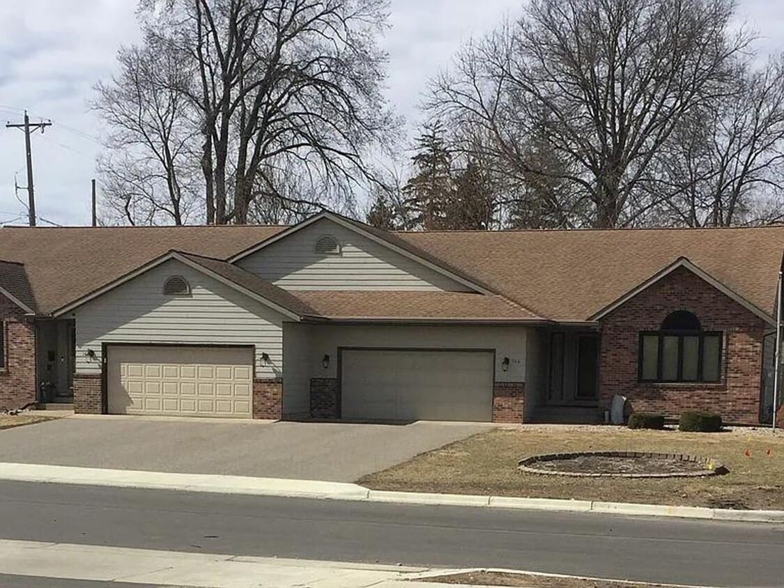 Primary Photo - 104 N Belmont Dr