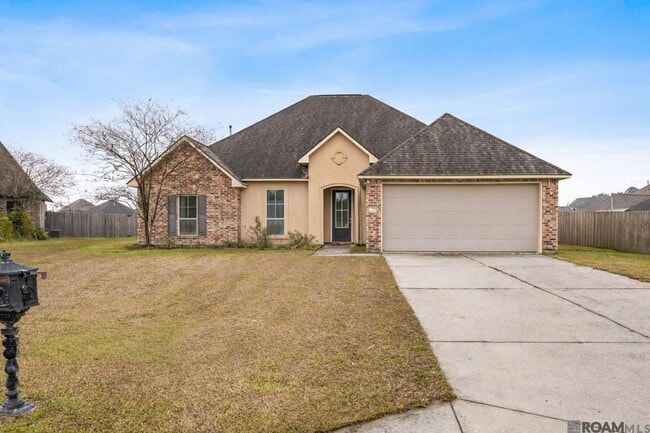 Building Photo - 13440 Larch Ct