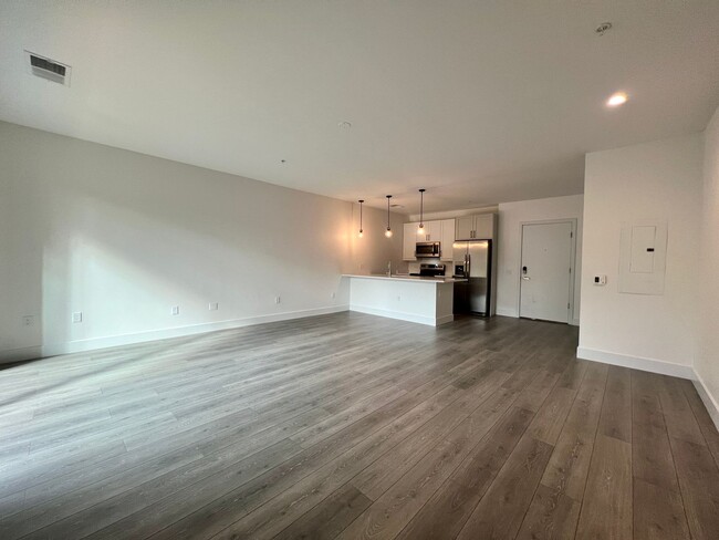 Building Photo - Modern Apartment in Great Asheville Location!