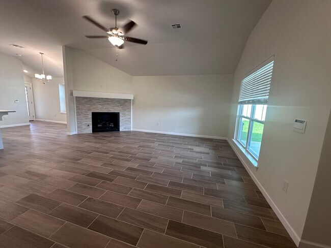 Building Photo - Beautiful New Home - First Month Free!