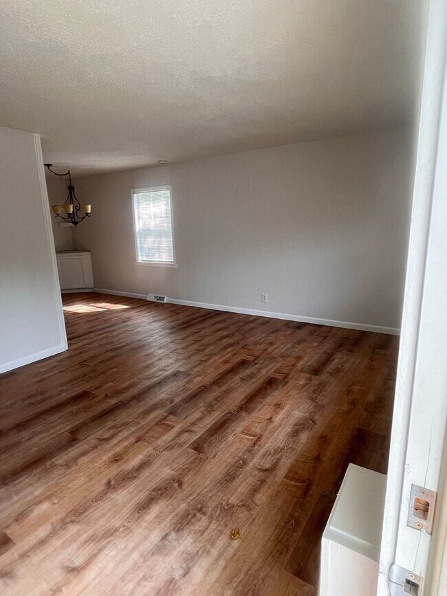 Building Photo - Multi - Level, Updated 3 bed/2bath home in...