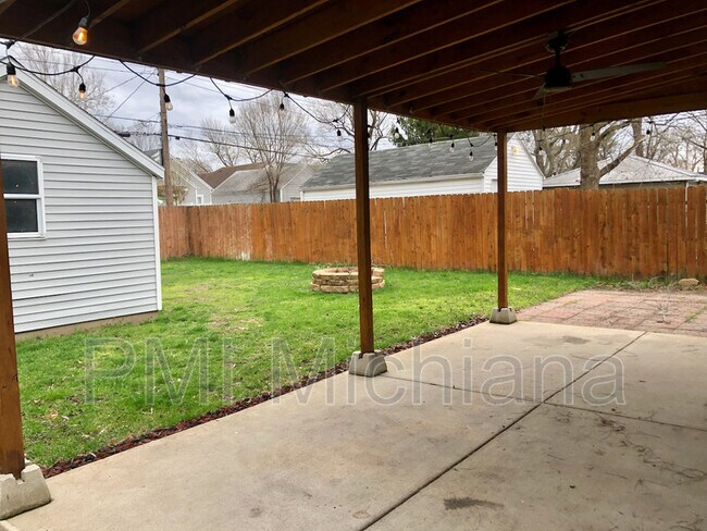 Foto del edificio - 2046 Hollywood Pl