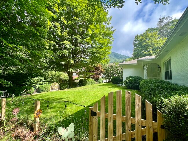 Building Photo - 250 Edgewood Dr